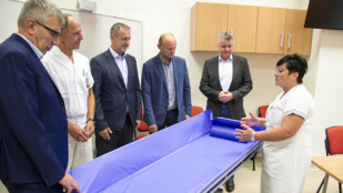 Klinika úrazové chirurgie FNO získala díky podpoře společnosti Liberty Ostrava nové sprchovací lůžko