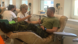 Desítky vojáků z Prostějova přijeli darovat krev na podporu nemocného chlapce