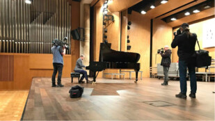 Nový Steinway Janáčkovy filharmonie je už ve svém novém ostravském domově