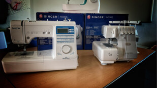 Bílovecký dům dětí a mládeže získal na boj s COVID-19 pět nových šicích strojů