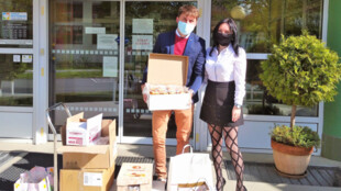 Energetici potěšili seniory, přinesli jim 179 koláčků a křížovky