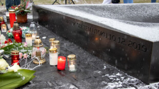 Památník před budovou Polikliniky FN Ostrava připomíná oběti střelby z prosince roku 2019