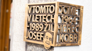 NDM věnovalo komikovi Josefu Kobrovi pamětní desku