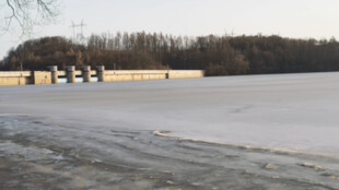 Vodu z tajícího sněhu na horách využíváme k obměně vody v nádržích