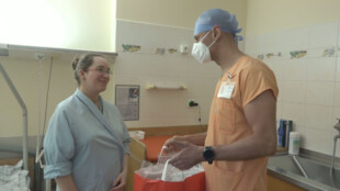 Zaměstnanci porodnice FN Ostrava pomohli mladé mamince v sociální nouzi