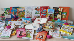 Novomanželé darovali knihy předčasně narozeným dětem