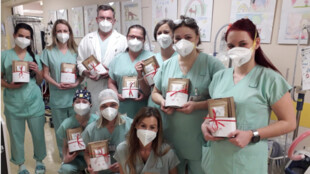 ČEZ děkuje zdravotníkům, v Moravskoslezském kraji rozvezl do nemocnic 1800 balíčků s oříšky a čaji