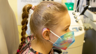 Nosit sluchadlo není společenský hendikep – vzkazují lékaři