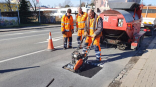 Ostravské komunikace už začaly s opravami zimou poničených cest