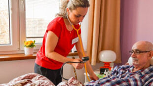 Naléhavě hledáme sestřičky pro mobilní hospic, domov pro seniory i pracovníky sociální péče
