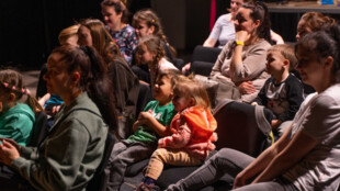 Tvůrčí dílna v divadle loutek rozveselila děti a maminky z Ukrajiny