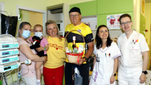 Mistr světa v jízdě na vysokém kole navštívil onkologicky nemocné děti