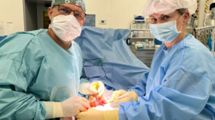 Lékaři Centra plastické chirurgie FNO úspěšně replantovali amputovaný prst šestiletému dítěti