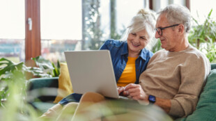 Zasílání důchodu na účet přináší seniorům pohodlí, úspory a bezpečí