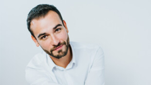 Stand-up komik Dominik Vršanský přiveze do Ostravy pravdu o nás všech