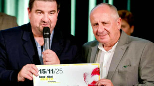 Aukce uměleckých děl studentů AVE ART vynesla 303 tisíc korun pro nadační fond Pavla Novotného