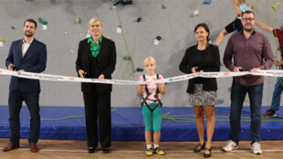 Jako Adam Ondra! Děti z Orlové si užívají horolezeckou stěnu ld Nadace ČEZ