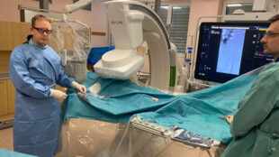 Unikátní premiéra v Česku: Lékaři z AGELU zachránili pacientovi nohu operací přes zápěstí