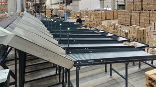 OSTROJ dodal dopravníkovou linku pro Notino v Rumunsku. Systém zvládne až 6 000 balíků za hodinu