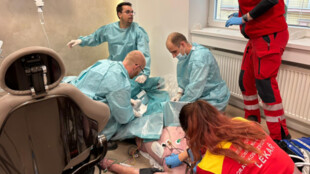 Tým ECMO FNO napojil ﻿pacienta﻿ se srdeční zástavou na mimotělní přímo u zubaře