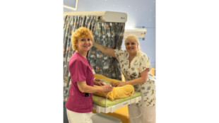 Nové vyhřívací lůžko s fototerapií rozšiřuje péči o novorozence v Opavě