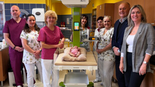 Nové vyhřívací lůžko s fototerapií rozšiřuje péči o novorozence v Opavě