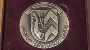 Cena Jana Zajíce má poprvé podobu medaile. Autorem je český sochař Michal Vitanovský