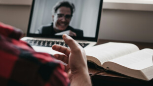 Stále více lidí v Moravskoslezském kraji mění profesi. Pomáhá jim online studium