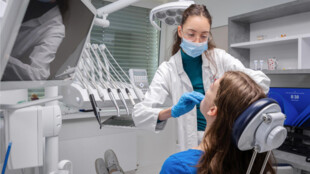 Budoucí zubaři získávají ve FN Ostrava základy ortodoncie