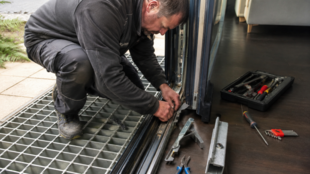 Servis oken v Ostravě zajišťuje Oknotech Morava. Kdy už běžné seřízení nestačí?