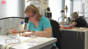 NDM nezkouší a šije roušky pro Ostravu