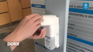 Dezinfekci na ruce vyrábí i v nemocniční lékárně