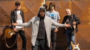 Z Ostravy na oceán s podtitulem: Pod plachtami s kapelou SKRAT